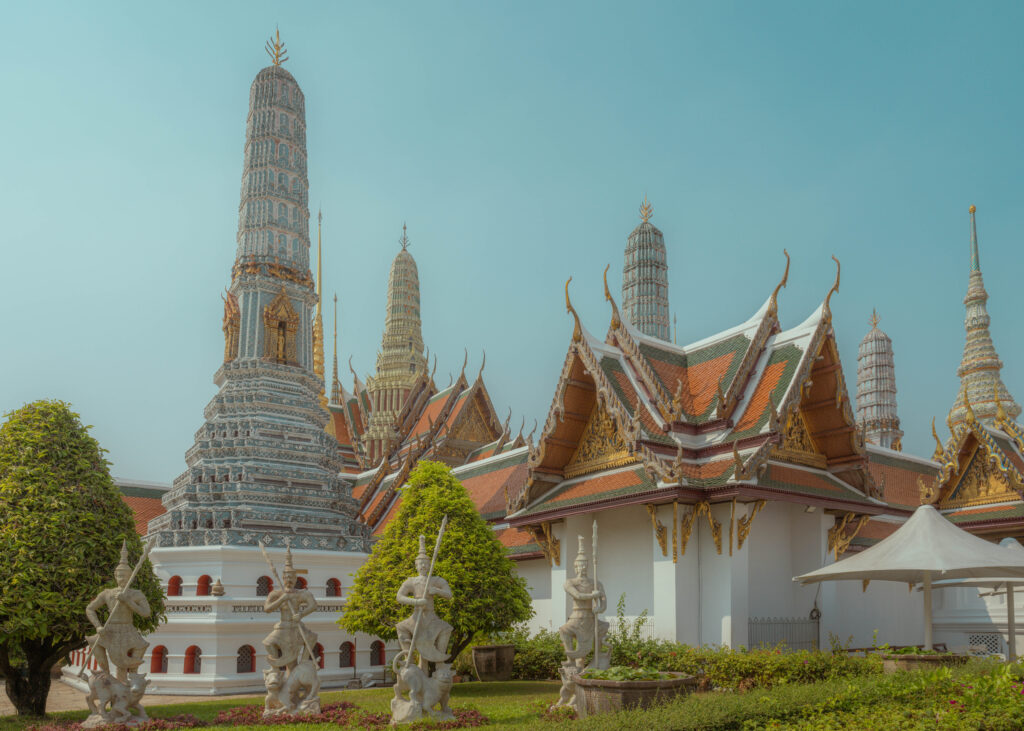 aranyozott kiralyi palota es wat phra kaew templom bangkok